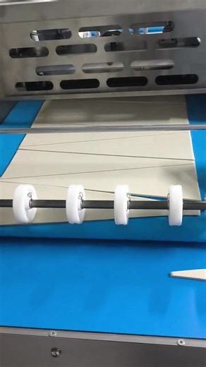 A compact croissant cutting and rolling machine, saves space ,about 2000 pcs per hour #croissantline #croissantmachine #croissantequipment #bakeryequipment #машинадляскатыванияиформовкикруассанов