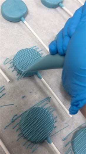 The drizzle is where the magic happens ✨ #cakepops #drizzlecakepops #chocolatecakepops #satisfyingcakepop #drizzlechocolate #customcakepops #bridalshower | OG's Bakery