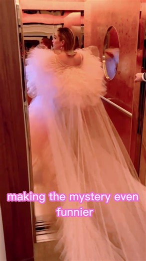 Sophie Turner Blames Emilia Clarke for Coffee Cup Scene in Game of Thrones 😱#sophie #turner #hiphop