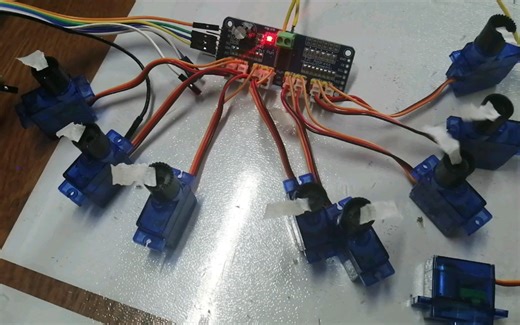 用pca9685控制八路pwm舵机，51单片机代码路径见简介