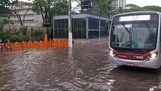 Chuva provoca alagamentos na Zona Sul de São Paulo