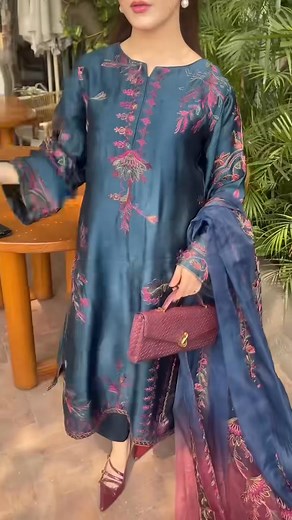 An ode to refined beauty - The blend of intricate artistry and lustrous shades makes this piece a true symbol of understated luxury. | Iznik