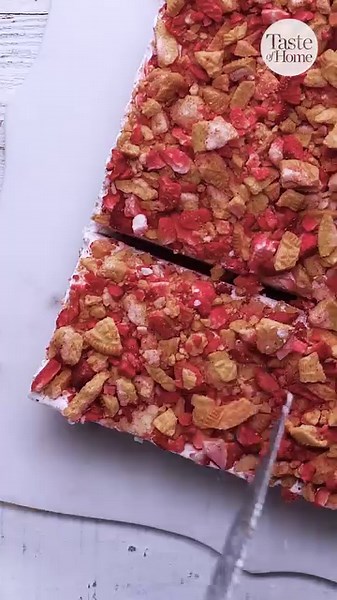 10K views · 44 reactions | The strawberry crunch on top makes this cake irresistible! Get the full recipe here: https://trib.al/COckdkI | Taste of Home | Facebook