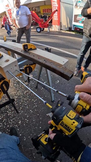 Acum am zis sa facem si un duel intre cele doua impacturi compacte de la @dewalttough. Unul dintre ele era cel hidraulic care are doar 56 de Nm dar se vede in clip ca se tine foarte bine de cel cu 206/2008 Nm ca nu @ai stiu exact pe care l-am testat. Sper sa fie cu folos! #dewalt #impact #test #hidraulic #new | Teo Priceputul