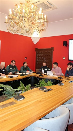 Ayto. de Gines 🇺🇦 Sevilla on Instagram: "JUNTA LOCAL DE SEGURIDAD 👮🏻‍♂️🚨🚔 Este miércoles hemos celebrado una nueva sesión de la Junta Local de Seguridad, en la que han estado presentes responsables tanto de la Guardia Civil como de la Unidad de Policía Nacional adscrita a la Comunidad Autónoma de Andalucía y de la Policía Local. En esta reunión se ha constatado el descenso de delitos en nuestro pueblo, especialmente los relacionados con el patrimonio en un 11%. Además, siguen aumentando lo
