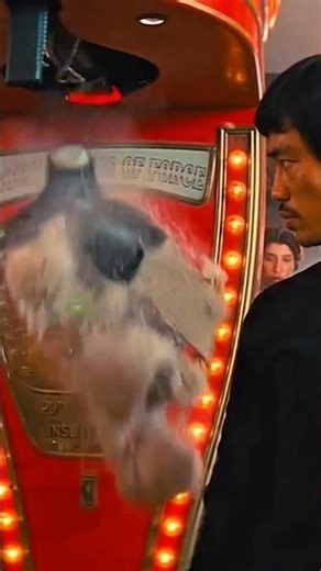 Bruce Lee breaks the punching machine with incredible strength.#brucelee #hollywood #jeetkunedo