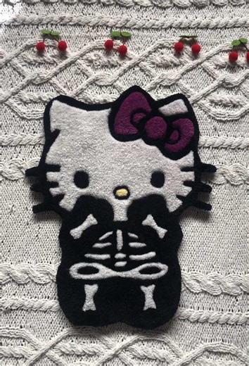 hello kitty skeleton rug 🎀🦴 handmade by me 🥰 #fyp #foryou #foryoupage #rugtok #handmaderugs #rugtufting #punchneedle #tuftedrugs #contentcreator #creatorsearchinsights #sanrio #halloween #kuromi #hellokitty #labubu #vlogs #handmade #SmallBusiness #latinacreator
