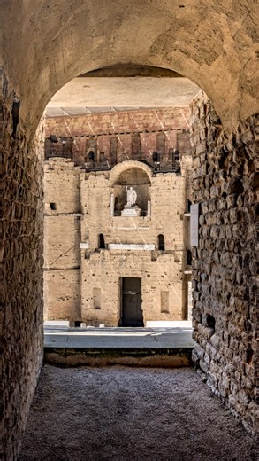 Théâtre antique d’Orange on Instagram: "🎭 Un théâtre, mille histoires… Construit il y a près de 2 000 ans, le Théâtre antique d’Orange n’est pas seulement un monument exceptionnel : c’est un lieu de vie, de spectacles et de rassemblement depuis l’Antiquité. Dans cette vidéo, plongez dans l’histoire du théâtre, ses fonctions à l’époque romaine et son incroyable destinée à travers les siècles. @guideevasionplus @villedorange @paysdorangeenprovence @edeis_culture @provenceguide @bienvenueenprovenc