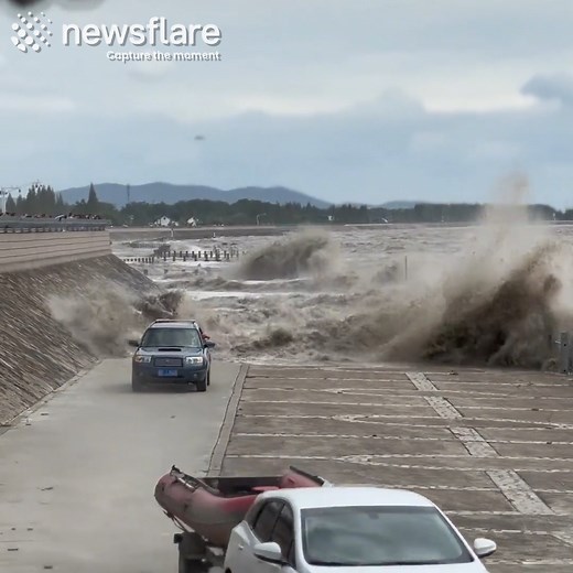 These drivers had to race uphill to escape a huge and powerful tidal wave! 😱 | Newsflare