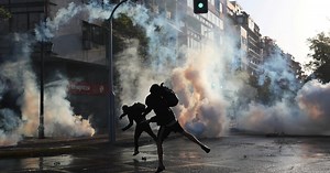 Nuevas protestas en Chile por el joven que fue empujado por un policía, cayó desde un puente y quedó gravemente herido
