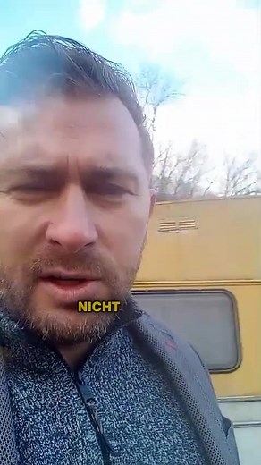 Krisen werden nicht angekündigt. Sie passieren einfach. Die Frage ist: Wie bereiten sich die 1 % vor, die allen immer einen Schritt voraus sind? Die Antwort ist einfach: Sie haben einen Plan. Sie verlassen sich nicht auf Glück oder staatliche Hilfe, sondern haben Strukturen geschaffen, die ihnen Gelassenheit schenken – egal, was passiert. Im kostenfreien Live-Training zum Thema Fluchtwährung zeigen dir: ➡️ Krisenmanager André Schmitt, ➡️ Finanzexperte Klaus Keller und ➡️ Sachwert-Spezialist Marc