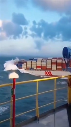 ZAMAVILLC | REELS | CONTAINERSHIP | IMPORT & EXPORT | PORTS 🌐🏗️🚢 on Instagram: "🚢⚓ Did you know that ⁉️ In December 2009, while the container ship was sailing off the coast of Australia (en route to Melbourne), it experienced a terrifying phenomenon: the vessel began to roll violently and suddenly from side to side, reaching tilt angles of up to 27 degrees. 🚢⚓🇦🇺 💻🚢 Edit @jonzam.23 ​What made this event famous was that, unlike other accidents, the sea did not appear extreme enough to cap