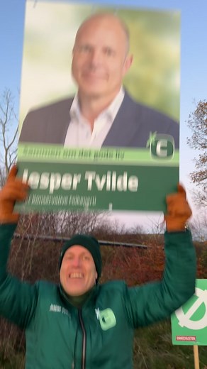 Valgkampen lakker mod enden, og friske konservative kandidater rundede de sidste timer af med en energifyldt signwaving fyldt med god stemning, smil og musik💚 De sidste tre uger har vi lagt alt, hvad vi har i os – masser af timer, masser af dialog og masser af engagement. Nu er det op til vælgerne, og vi håber selvfølgelig på det bedste i morgen. Tusind tak for al den opbakning, støtte og de mange positive tilkendegivelser, vi har mødt undervejs. Det betyder mere, end I aner☺️ | Konservative -