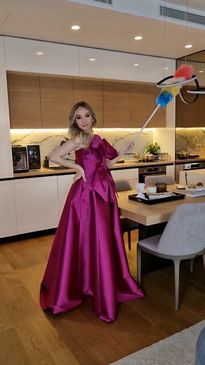 Jasmina Tarbuk on Instagram: "Kad me muž pita što nikad nisam sređena kada sam kod kuće? Posebno vikendom? Jel ovako bolje, evo pitam? 🤷‍♀️ 🤣 Sve haljine su kreacije dizajnera Marka Jovića @meow.atelier"