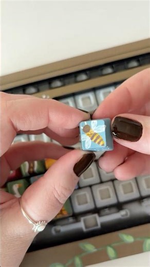 Customizing the B key on my keyboard // Have a Bee-autiful day! Using Arrtx acrylic markers to paint