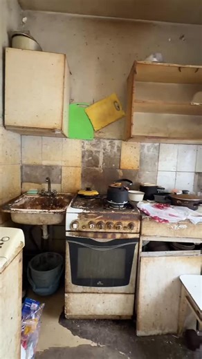 🔞История до мурашек …🥲 Мы рассказываем о сложном случае уборки квартиры пожилой женщины, где жили 17 кошек 🐈‍⬛и накопилось огромное количество мусора. Наша специальная команда потратила целый день, чтобы вывезти четыре машины отходов и подготовить помещение к полной санитарной обработке. Планировали до ночи все закончить… но все пошло не по плану 🙄. Мусора было больше чем ожидали. Выкидывали даже часть мебели 🛋️((( ❌Конечно на данный заказ используется все необходимое и одноразовое. После р