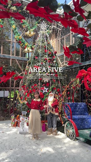 ❄️🌨️หิมะโปรยปรายกลางพุทธมณฑลสาย 1 แล้ว ถ้าคิดว่ากรุงเทพหนาวไม่พอ ขอท้าให้มา @AreaFive ที่เนรมิตเทศกาลแห่งความสุขให้ฟินสุดขั้ว 🎄ไฟประดับสวยสะกด ต้นคริสต์มาสสูงเทียมฟ้า พร้อมมุมถ่ายรูปชิค ๆ ที่ใครไม่มา ถือว่าพลาดมาก บอกเลยว่าที่นี่ไม่ใช่แค่คาเฟ่ แต่เป็น Winter Wonderland ที่รอให้คุณมาปล่อยความสนุก พร้อมเช็คอินแบบปัง ๆ❄️✨ 🎅🏻🧣จัดลุคหนาวสุดคูล แล้วมาละลายหัวใจกับเมนูอาหารพิเศษเฉพาะซีซั่นนี้ พร้อมเครื่องดื่ม และขนมหวานสุดครีเอท บรรยากาศฟิน ๆ จนต้องร้องว้าว✨ รีบมาเก็บโมเมนต์สวย ๆ ก่อนใคร แล้วเตรีย