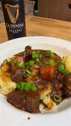 Allyssa Marshall | ☘️ BACON GUINNESS BEEF STEW 🍀 Ingredients: – 4 slices thick-cut bacon, chopped – 2½ lbs beef chuck, cubed – Salt + pepper – 2 tbsp flour –... | Instagram