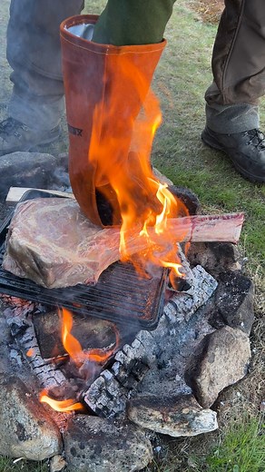 Fire can't harm me 💪🏼🔥 #tomahawk #outdorcooking #firekitchen | Fire Kitchen