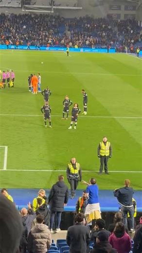 ⏰ Full-time: boos from the travelling Chelsea fans after another defeat. 😬Enzo Fernández hangs back, watching it all!
