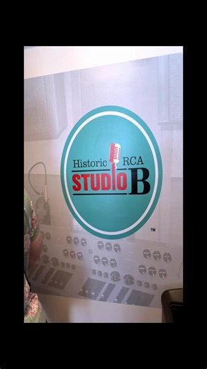 When you’re in Nashville you need to visit the RCA Studio B where so many great artists have recorded their work. Including the piano Elvis used and as well as others along with the black “X” on the floor where they stood to record. #rca #elvispresley #studio #countrymusichalloffame #fyp