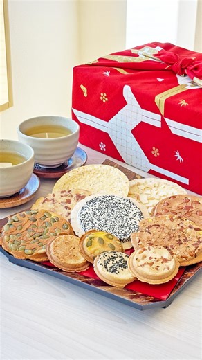 冬だけの特別な贈り物🎁 秋田の伝統工芸「イタヤ細工」で作られた馬をモチーフにした 紅白×金の華やかな風呂敷でお包みします。 お歳暮や年始のご挨拶にもぴったりです😌 #せんべい #南部せんべい #冬ギフト #お歳暮 #岩手県 | 南部せんべい乃 巖手屋