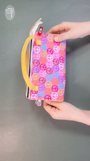 Quick and Easy sewing tips/ open wide zipper pouch bag Finished size : 20cm(W) x 10cm(H) x 5cm(D) Materials Outer layer 22cm x 14.5cm 2 4.5cm x 14.5cm 4 30cm x 4cm 2 Lining 27cm x 14.5cm 2 zipper 25cm interfacing (it is similar to 'Pellon 987F" or Vilene H630') 25cm x 12.5cm 2 #sewingtips #diy #sewingtutorial #easysewing #easytomake #quickandeasysewing #diybag #bagmaker #bagtutorial #tendersmilehandmade | Tendersmile handmade
