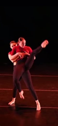 Dance LAB is an artistic collective that aims to produce dance projects based on creative collaboration, vulnerable exploration, and the generation of innovative art.