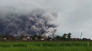 Vulkan auf Indonesien spuckt kilometerhohe Aschewolke in den Himmel