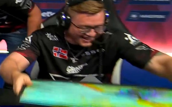 Broky五杀绝境1v4！雨神直接撅翻显示器！