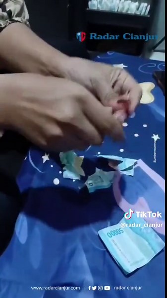 Wanita Sobek Uang Pemberian Mantan Suami