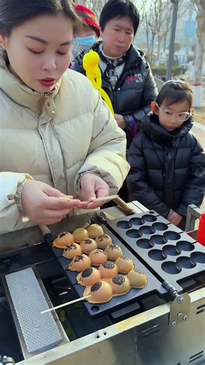 Street food snacks | Douyin Food Creator. A talented chef! Skewer cake | Gold coin cake