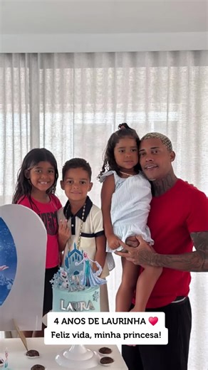 Laura, você é nossa luz. Que você iluminando a todos nós. Desde que você chegou, o céu lá em cima está mais azul! Te amamos, princesa, parabéns! #laura #poze #vivinoronha