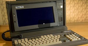 Es gab mal eine Zeit, in der dieser Computer mit seinen 13 Kilogramm Gewicht als ausgesprochen handlich galt. Die ganze Retro-Review seht ihr hier: http://bit.ly/RetroPC | Wired Germany