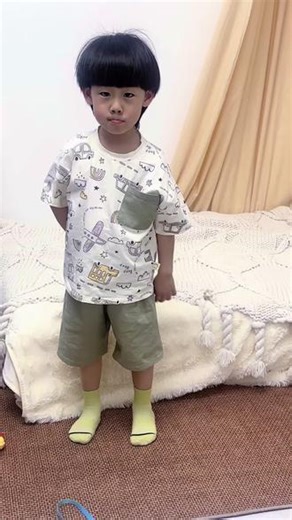 小宝贝来喽#短裤小男孩 #儿童夏季家居服套装 #骗你生儿子 #人类幼崽的夏日套装穿搭 #床上蹦蹦跳跳的小可爱 @抖音小助手 @抖音 @抖音作者助手