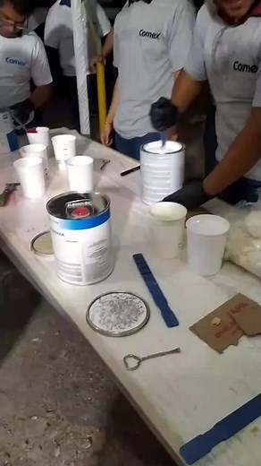 Aplicación de pintura epóxica con pistola por instructores de Comex
