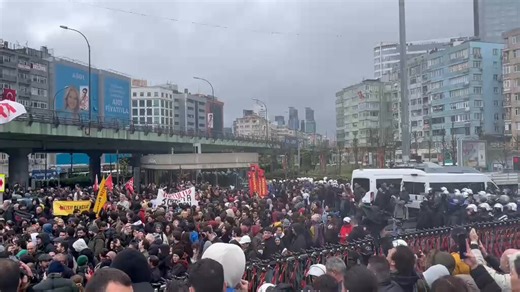 geçen sene bundan çok daha az insan vardı burada. bu sene bir tane kurumsal parti (TİP) çağrı yapınca binlerce kişi gelmiş. CHP veya DİSK inisiyatif alıp buraya çağrı yapsalar çok şey değişecek.