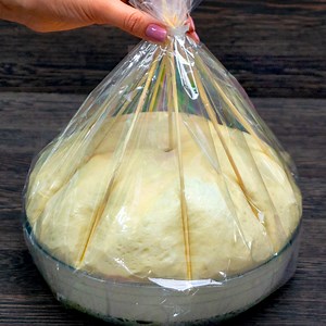 1.3M views · 19K reactions | ¡Ya no compramos pan! - El truco con la bolsa es mi favorito Ingredientes: levadura - 10 g agua caliente - 400 ml azúcar - 15 g Hidratar durante 10 min harina - 700 g sal - 10 g aceite - 50 ml A FERMENTAR 1 H Molde con el diámetro 22 cm A fermentar 15 min AL HORNO 180 °C/35 MIN | Gustoso.tv | Facebook