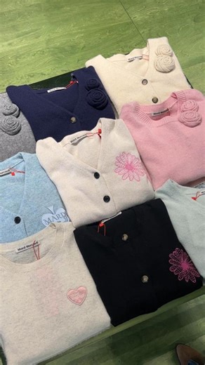 [日本公式] Mardi Mercredi | ・ 軽やかな着心地で、しっかり暖かい。 薄手なので重ね着しやすく、オフィスシーンにも馴染むアイテム◎ 豊富なデザインからお気に入りのニットを選んでみて🧶 ——————————— ■SHOP INFO ★Mardi Mercredi Daikanyama... | Instagram