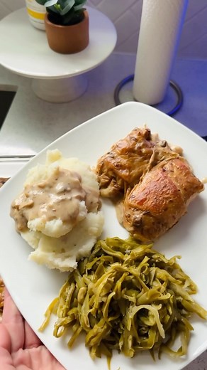 Sara Popp on Instagram: "#repost one of my all time favorite recipes! With the kids back to school, I know everyone will be in need of an effortless & delicious weekday dinner for their family! This one is a must try! Screenshot to save the full recipe at the end & follow for more! #crockpotrecipes #easyrecipes #easymeals #dinnerideas"