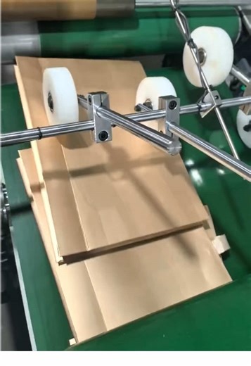 This machine can automatically glue the bottom of high-end paper bags with no waistline.#paperbag #luxurypaperbag #paperbagmachine #paperbagmakingmachine #bottommachine