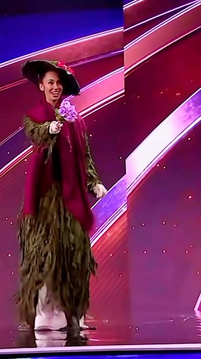 Cuando una reina cae… se levanta más fuerte 👑✨ Danielle Latimer, Miss Gran Bretaña, tropezó en la pasarela de trajes nacionales en el Miss Universo, ¡pero se levantó y brilló mostrando su look inspirado en Eliza Doolittle! Video: Miss Universe | DIARIO EL HERALDO
