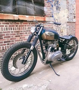 Gorgeous Triumph Vintage Bobber Custom 🇬🇧💙🇺🇲 #triumph #triumphuk #vintagetriumph #triumphamerica #triumphcustoms #bobber #chopper #bobberstyle #chopperstyle | Select Cycle