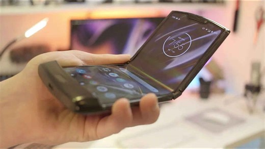 2020 Motorola Razr One Day Review! The Future is Here...