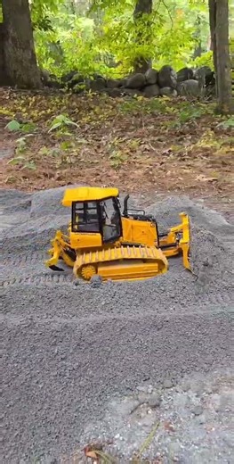 1/12 D3 RC hydraulic dozer working outside. #RC #hydraulic #rcmodel #truck #Toucanhobby #bulldozer