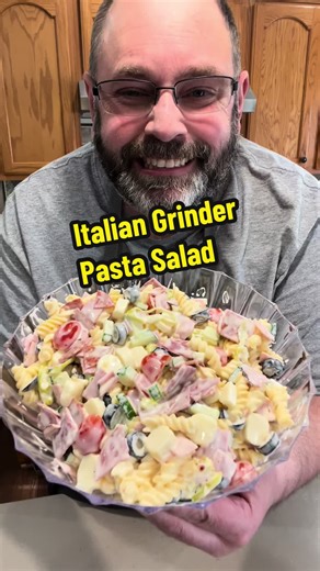 Italian Grinder Pasta Salad ~ A quick pasta sidedish that is full of pepperoni, salami, ham, mozzarella, fresh veggies and covered in a creamy Italian dressing #pastasalad #yummyfood #sidedish #easyrecipe #homemadefood