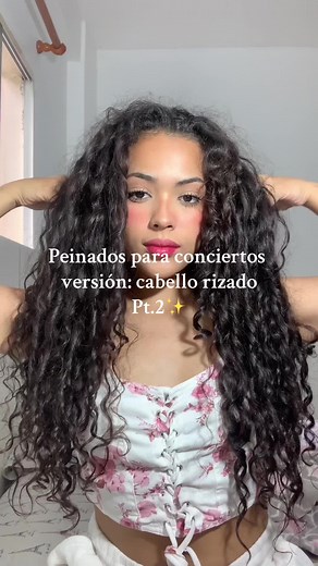 Más de la serie de peinados para conciertos o festivales. Estoy enamorada de estos ganchitos! 💐 ¿qué te parece? #peinados #cabellorizado #rizos #bichotaseason #karolg