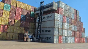 327K views · 1.5K reactions | Container lift off,narrated by Lina浪藍 | Adventures of trucker Lina | Facebook