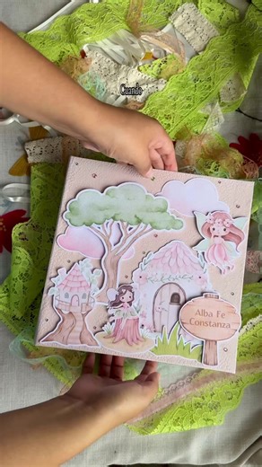 Este álbum rosa empezó con una intención muy simple 🤍👶 Una mamá quería guardar los recuerdos de su embarazo… pero como muchas, siempre lo dejaba para después. Así que decidimos crear un lugar especial para esta etapa que pasa tan rápido. Un álbum pensado para acompañar la historia de una niña que aún está por llegar ✨🧚‍♀️👑 Aquí se guardarán las primeras fotos, la espera, la emoción de una familia que ya la ama. Porque algunos recuerdos merecen algo más que quedarse en el celular. Merecen un 