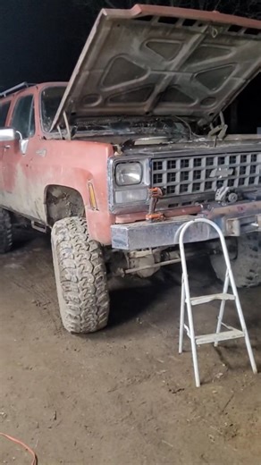 Big Trucks Low Bucks on Instagram: "While hooking up the choke and getting ready to change alternators on the Budget Suburban, I found out why it hasn't ran the best over the last several months."